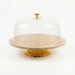 Cloche à gâteau avec plateau en bois et base dorée