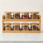 Éagère à Épices à Deux Niveaux – 8 Pots en Verre et Couvercles en Bois