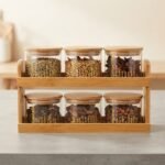 Étagère à Épices à Deux Niveaux – 6 Pots en Verre et Couvercles en Bois