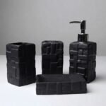 Insufflez une atmosphère moderne et épurée à votre salle de bain avec cet ensemble complet de quatre accessoires au fini texturé géométrique. Comprenant un distributeur de savon liquide à pompe chromée, un porte-savon assorti, un gobelet et un pot à brosses à dents, cet ensemble allie élégance et fonctionnalité pour sublimer votre décoration avec style.