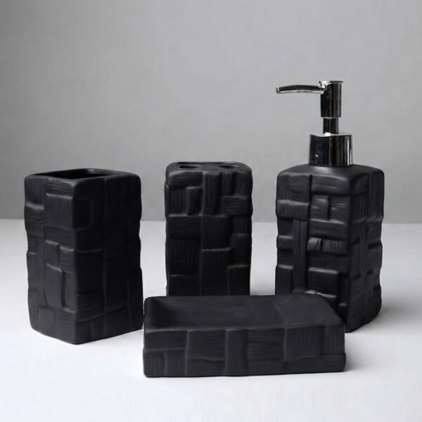 Insufflez une atmosphère moderne et épurée à votre salle de bain avec cet ensemble complet de quatre accessoires au fini texturé géométrique. Comprenant un distributeur de savon liquide à pompe chromée, un porte-savon assorti, un gobelet et un pot à brosses à dents, cet ensemble allie élégance et fonctionnalité pour sublimer votre décoration avec style.