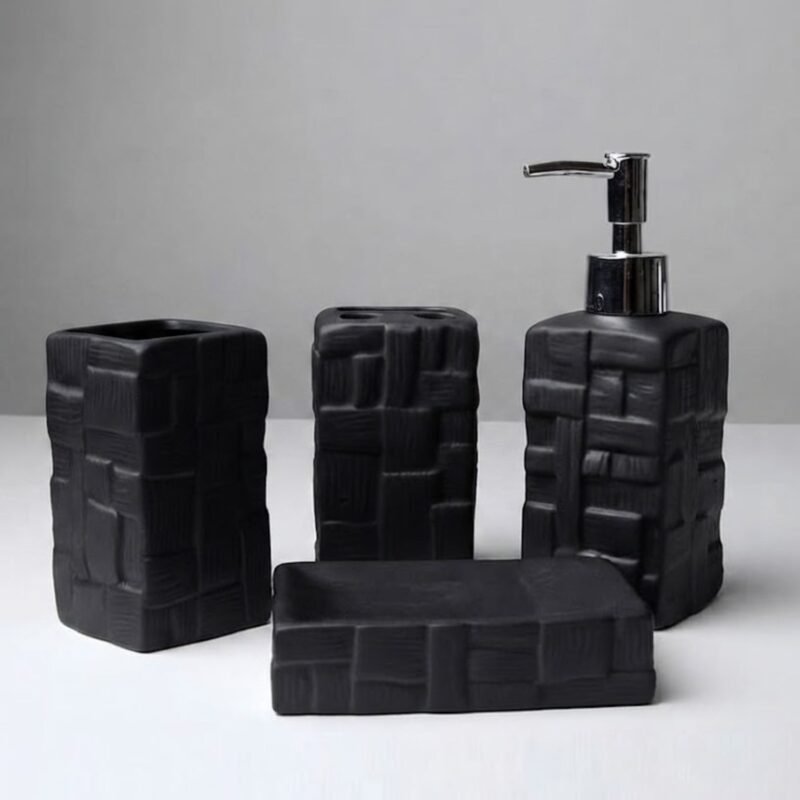 Insufflez une atmosphère moderne et épurée à votre salle de bain avec cet ensemble complet de quatre accessoires au fini texturé géométrique. Comprenant un distributeur de savon liquide à pompe chromée, un porte-savon assorti, un gobelet et un pot à brosses à dents, cet ensemble allie élégance et fonctionnalité pour sublimer votre décoration avec style.