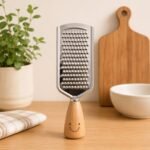 Mini Râpe de Cuisine en Inox avec Manche en Bois Souriant